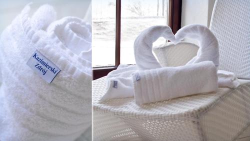 two swans wrapped in towels sitting on a chair at Hotel Kazimierski Zdrój in Janowiec