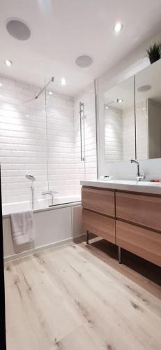 ein Badezimmer mit zwei Waschbecken und einem großen Spiegel in der Unterkunft NEOZONE Appart-Hotel Malmedy in Malmedy