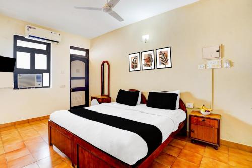 een slaapkamer met een groot bed in een kamer bij Townhouse Calangute Formerly Hotel Horizon in Goa