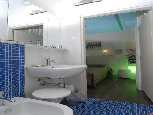 Bilik mandi di Hotel Casablanca