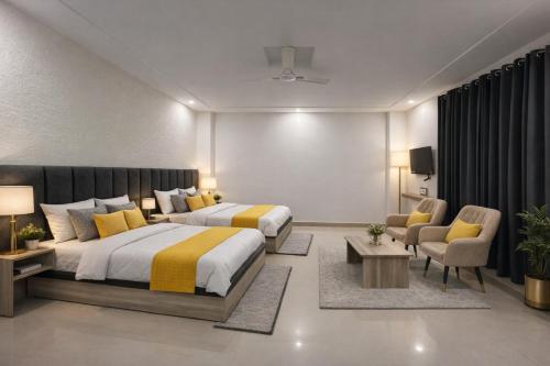 En eller flere senge i et værelse på Hotel The Costa, Haridwar