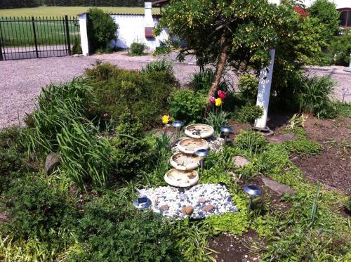 Ein Garten an der Unterkunft Mattisgården Bed & Breakfast