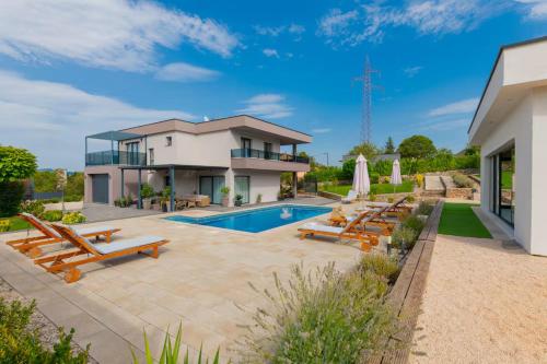 Villa Viktoria with private pool, barbecue, gym, children's playground