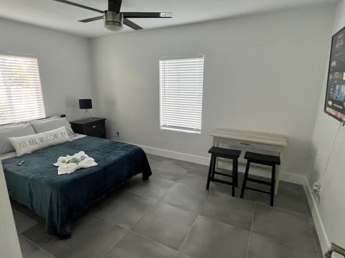 Giường trong phòng chung tại LYZ Miami Airport