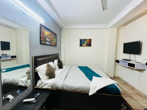 Giường trong phòng chung tại Hotel South 5 Mins From US Embassy - Chanakyapuri