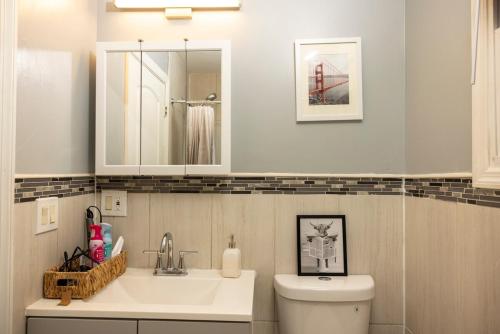 a bathroom with a sink and a toilet at Airende in Newark