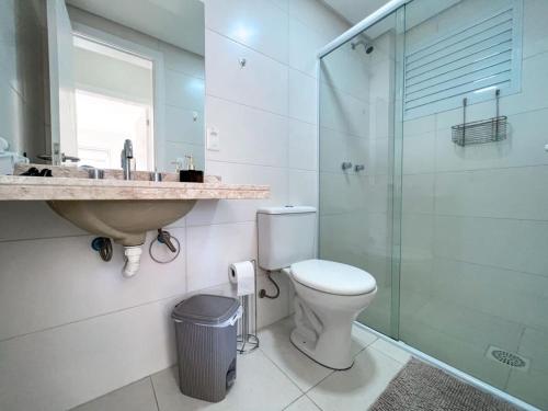 un bagno con lavandino, WC e doccia di Apartmento próximo ao mar a Capão da Canoa