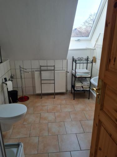 a bathroom with a toilet and a sink at Ferienwohnung Quickborn in Quickborn