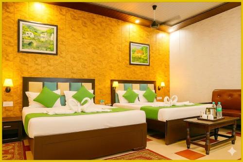 En eller flere senge i et værelse på Hotel Rixara Ayodhya Premium Palace Near Ram Janambhoomi Temple - Fully Air Conditioning Premium Rooms - BEST HOTEL