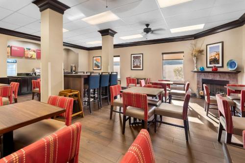 En restaurant eller et andet spisested på Comfort Suites Goodlettsville Rivergate