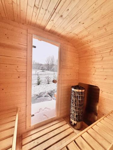 a room with a window in a wooden sauna at Wildwald Lodge in Döbrönte