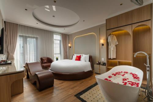 a hotel room with a bed and a bath tub at Lam Anh Hotel 9 Him Lam Vạn Phúc in Hà Ðông