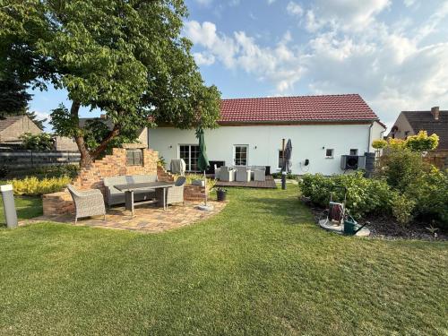 un patio con tavolo e sedie in un cortile di Haus Hummel a Lieske