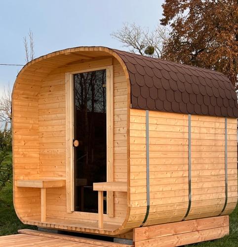 a wooden dog house with a pitched roof at Wildwald Lodge in Döbrönte