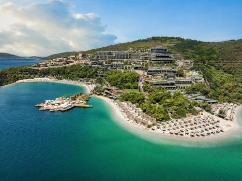een luchtfoto van een resort aan een strand bij Lujo Hotel Bodrum in Guvercinlik