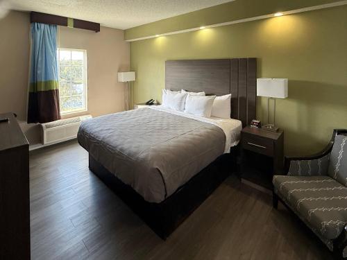 een hotelkamer met een bed en een bank bij Quality Inn Ormond Beach - Daytona in Ormond Beach