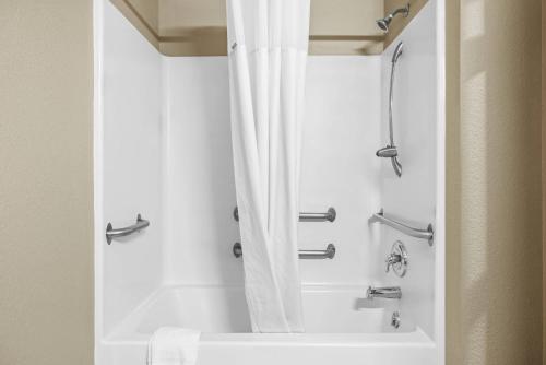 Et badeværelse på Rodeway Inn