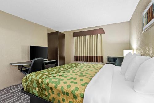 En eller flere senge i et værelse på Rodeway Inn