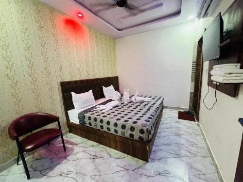 a bedroom with a bed and a chair at HOTEL SIYARAM Inn in Jāmb