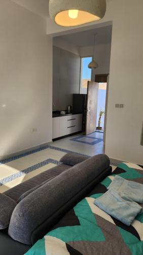 Una cama o camas en una habitación de sun
