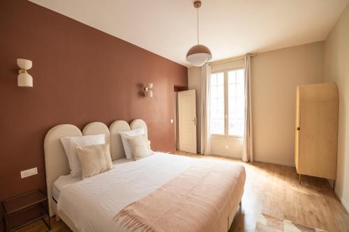 a bedroom with a large white bed with a large window at Elegant, fully-equipped, air-conditioned accommodation in Le Pré-Saint-Gervais