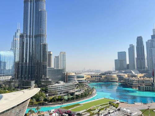 Stunning Burj Khalifa & Fountain Views - Luxury 2BR - 5 minutes walk to Dubai Mall