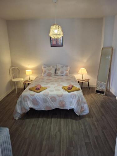 a bedroom with a bed with two towels on it at Gîte l'Ermitage in Cahors