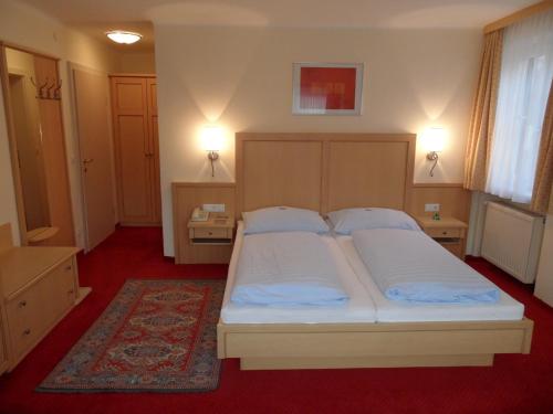 Una cama o camas en una habitación de Pension Katrin
