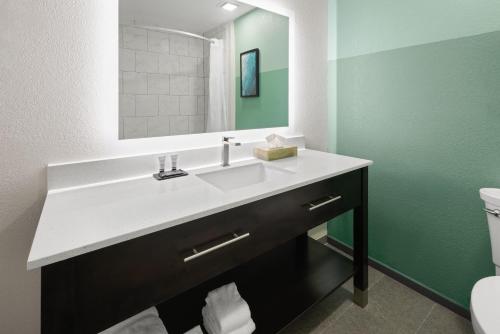 Et badeværelse på Wingate by Wyndham Kings Bay Naval Base I-95