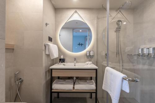 Phòng tắm tại Hampton By Hilton Batumi Center