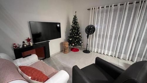 Een TV en/of entertainmentcenter bij Chalé no Privê Monte Serrat com 3 quartos em Gravatá

