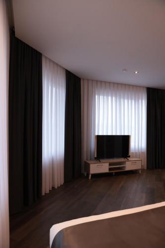 TV i/ili multimedijalni sistem u objektu Onyx Hotel