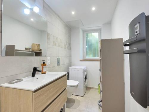 Kuchyň nebo kuchyňský kout v ubytování La Petite école du Valdeyron