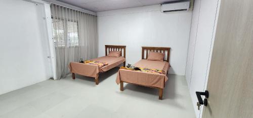 Llit o llits en una habitació de Pacific Harbour Escape