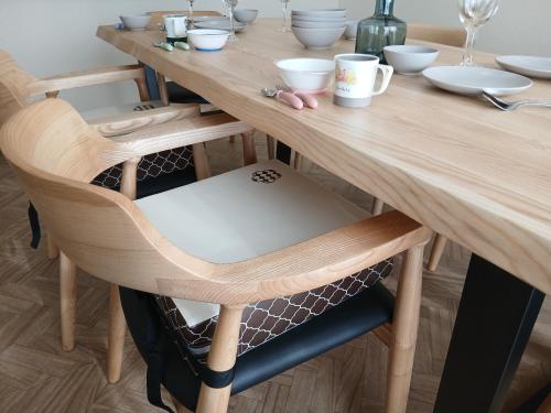 un tavolo di legno con due sedie a un tavolo con tazze di Fuji Life House a Fuji