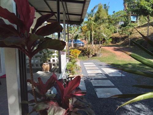 En have udenfor Lanta Vacation House