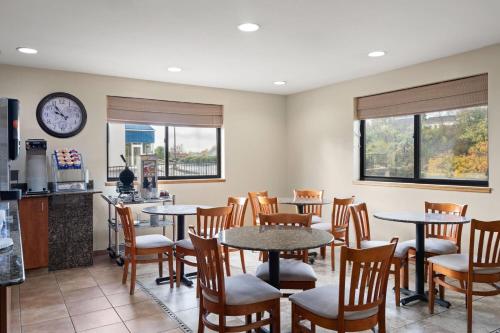een restaurant met tafels en stoelen en een klok aan de muur bij Super 8 by Wyndham Hagerstown I-70 in Hagerstown
