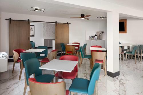 een eetkamer met tafels en stoelen bij Days Inn by Wyndham Omaha - West Dodge in Omaha