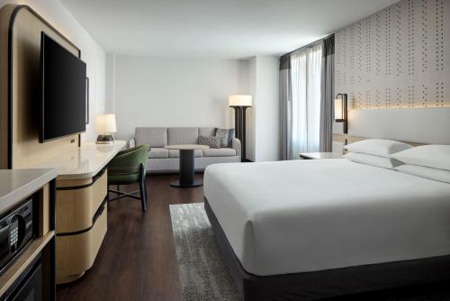 une chambre d'hôtel avec un lit et un canapé dans l'établissement Hyatt Regency Washington on Capitol Hill, à Washington