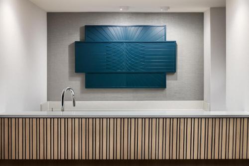 un grand tableau sur un mur avec un lavabo dans l'établissement Hyatt Regency Washington on Capitol Hill, à Washington