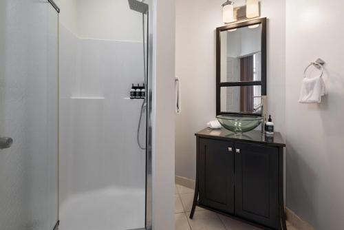 bagno con lavabo in vetro e specchio di Hotel Brexton, Trademark Collection by Wyndham a Baltimora