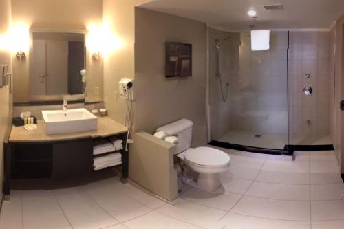 Et badeværelse på Wyndham Gatineau-Ottawa & Conference Centre