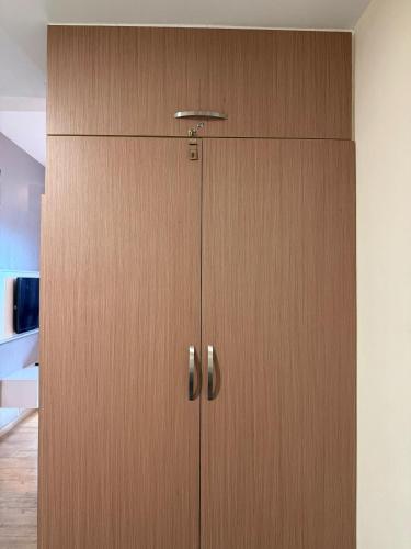 un grande armadio di legno in una stanza di Mikayla Suite a Kota Bharu