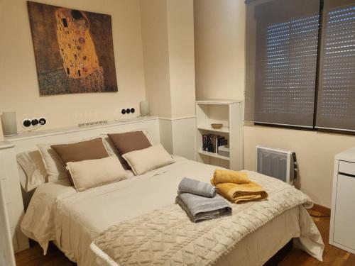 une chambre avec un lit avec des serviettes dessus dans l'établissement Les Dos Nines, à Montserrat