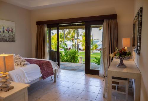 Giường trong phòng chung tại Kubu Indah Dive & Spa Resort