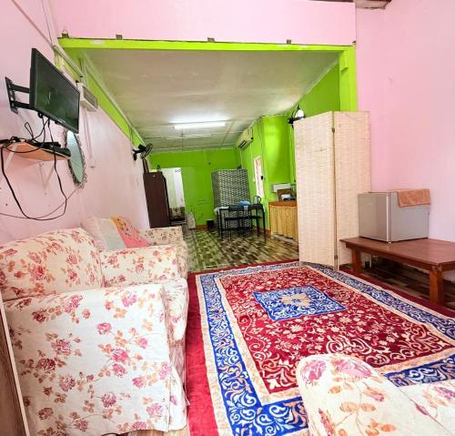 un soggiorno con divano e TV di Budget Homestay Jelai a Gemas