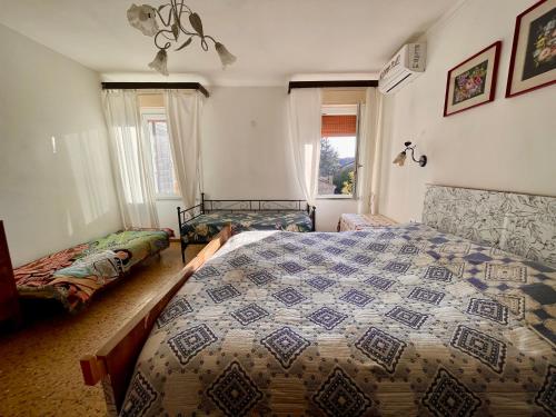 een slaapkamer met een bed en twee bedden. bij L'ENCANTO DE LUNA -Una Casa Autentica Comacchiese in Comacchio