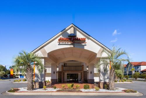 een hotel met palmbomen voor een gebouw bij Howard Johnson by Wyndham Savannah GA in Savannah