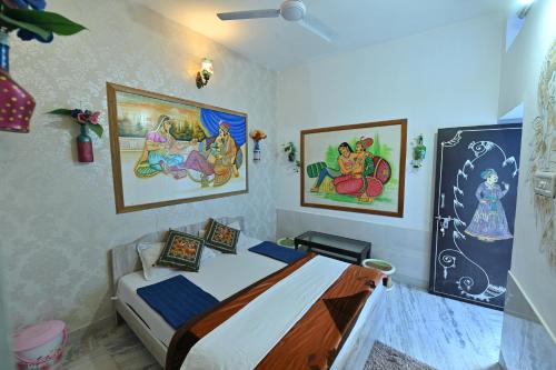 焦特布尔L G Guest House的一间卧室配有一张壁画床。