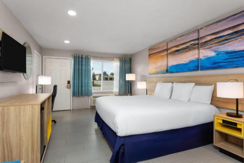 En eller flere senge i et værelse på Days Inn by Wyndham Fort Myers Springs Resort